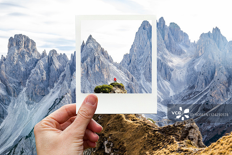 用宝丽来照片框住意大利多洛米蒂山脉的个人视角图片素材