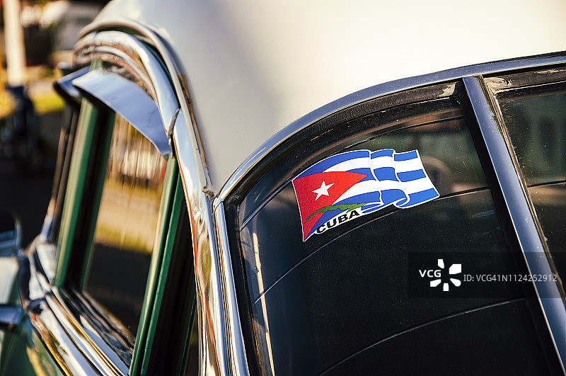 带有古巴国旗的老爷车，西恩富戈斯，古巴图片素材