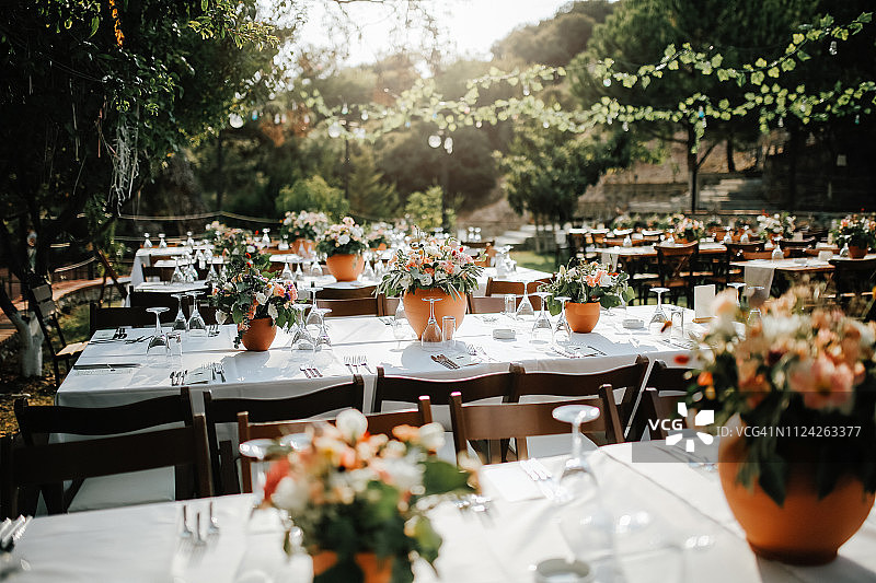 宴会或婚宴的餐桌布置图片素材