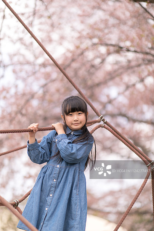 在游乐场玩耍的小女孩图片素材