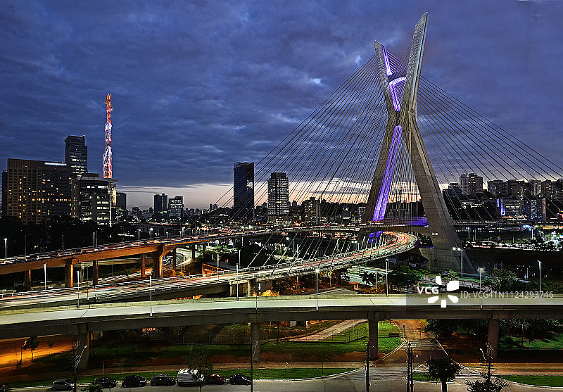 黄昏时分的埃斯泰亚达桥和圣保罗天际线：中层视角图片素材