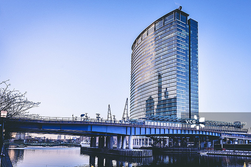 运河岸边的现代摩天大楼图片素材