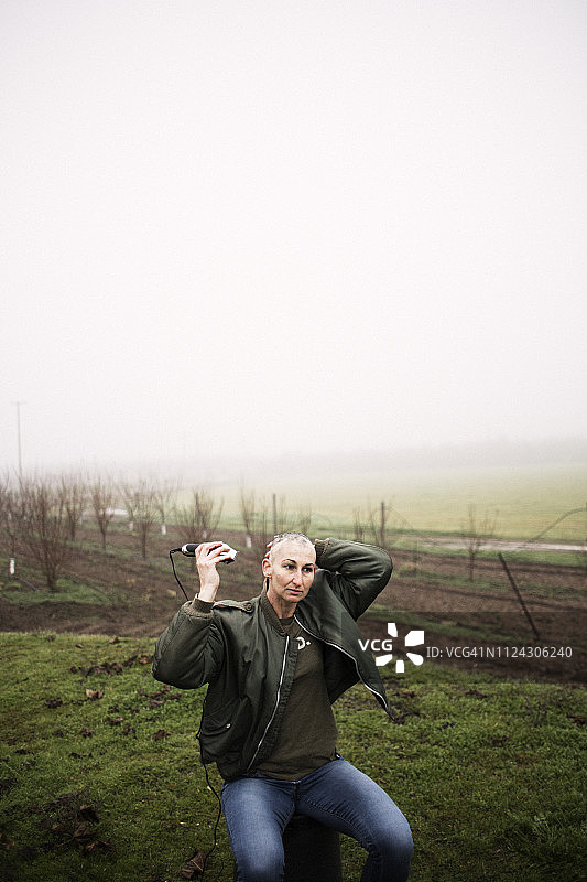患有脱发症，剃光头的女人图片素材