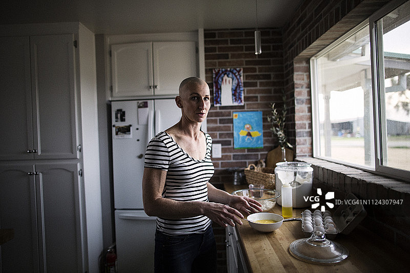 在厨房做饭的脱发女人图片素材
