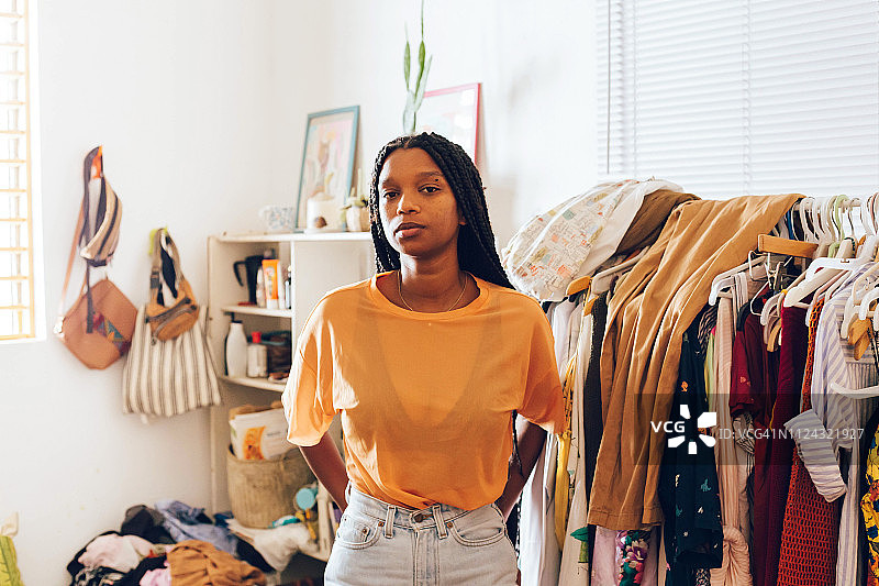 年轻女子站在房间里图片素材