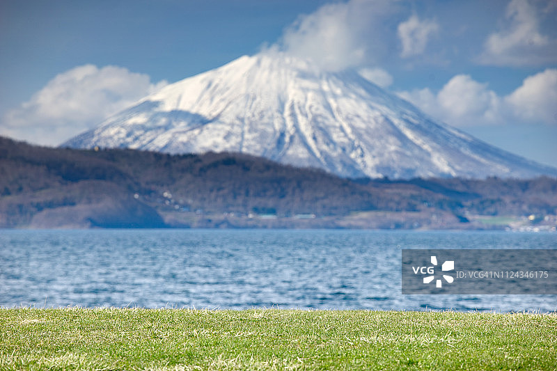 日本北海道登别附近的小富士羊蹄山和洞爷湖美景图片素材