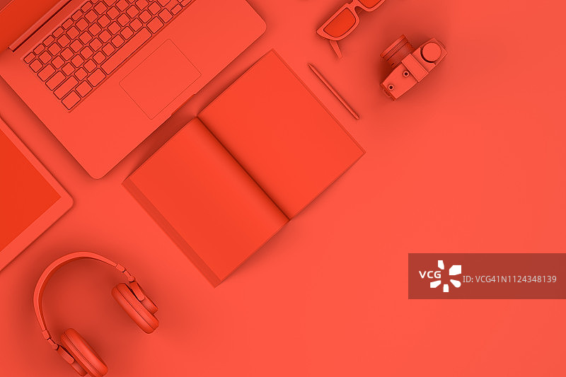 带有笔记本电脑和智能手机技术的红色工作场所俯视图图片素材