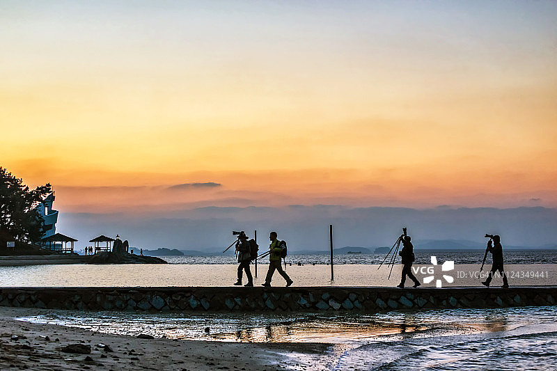 日落后离开的摄影师图片素材