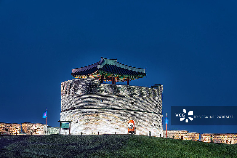 夜晚灯光照亮下的城堡高塔图片素材