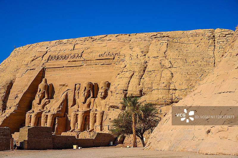 埃及阿斯旺阿布辛贝神庙前的雕像图片素材