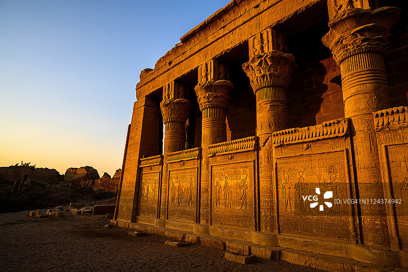 卢克索附近丹德拉的哈索尔神庙日落景色图片素材