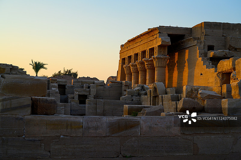卢克索附近丹德拉的哈索尔神庙日落景色图片素材