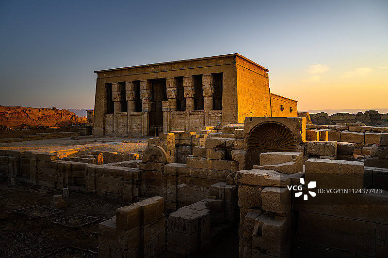 卢克索附近丹德拉的哈索尔神庙日落景色图片素材
