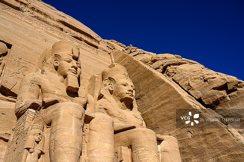 埃及阿斯旺阿布辛贝神庙前的雕像图片素材