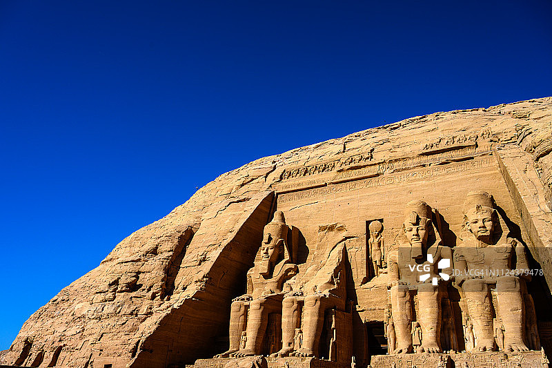 埃及阿斯旺阿布辛贝神庙前的雕像图片素材