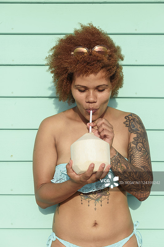 在海滩上的年轻纹身女人图片素材