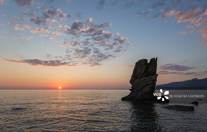 意大利西西里岛切法卢第勒尼安海日出图片素材