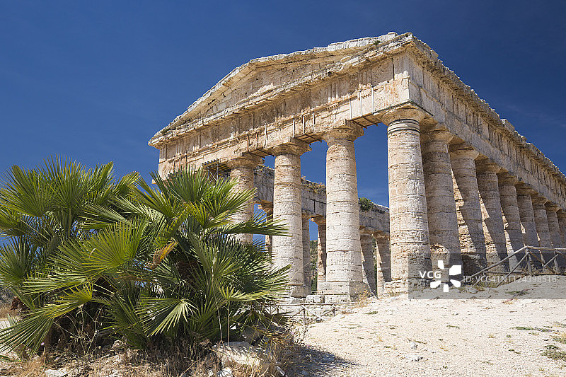 塞格斯塔古城的多立克神庙，卡拉塔菲米-塞格斯塔，特拉帕尼，西西里岛，意大利图片素材