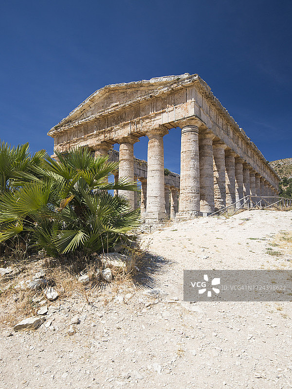 塞格斯塔古城的多立克神庙，卡拉塔菲米-塞格斯塔，特拉帕尼，西西里岛，意大利图片素材