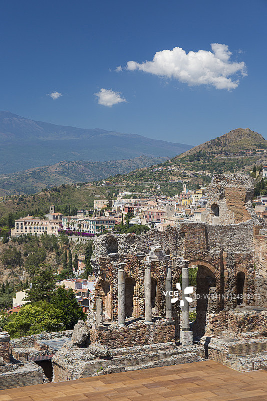 从希腊剧院眺望陶尔米纳镇，意大利西西里岛墨西拿图片素材