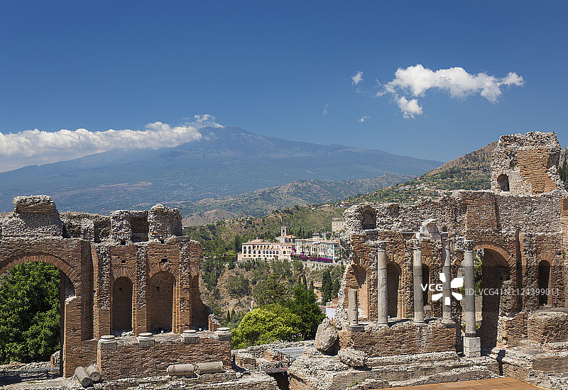 从意大利西西里岛墨西拿陶尔米纳希腊剧院看埃特纳火山图片素材