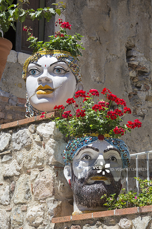 典型的“摩尔人头像”植物盆栽展示，陶尔米纳，墨西拿，西西里，意大利图片素材