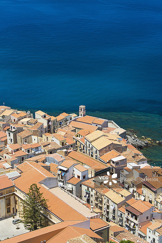 从罗卡山上俯瞰切法卢彩色屋顶，意大利西西里岛巴勒莫图片素材