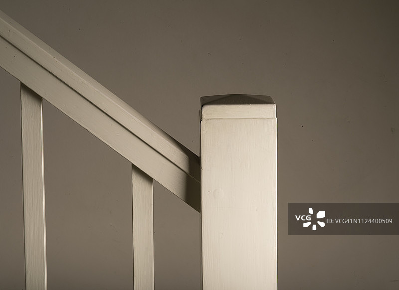 欧洲，英国，伦敦，2018：私人住宅内楼梯上的木制栏杆扶手一览图片素材