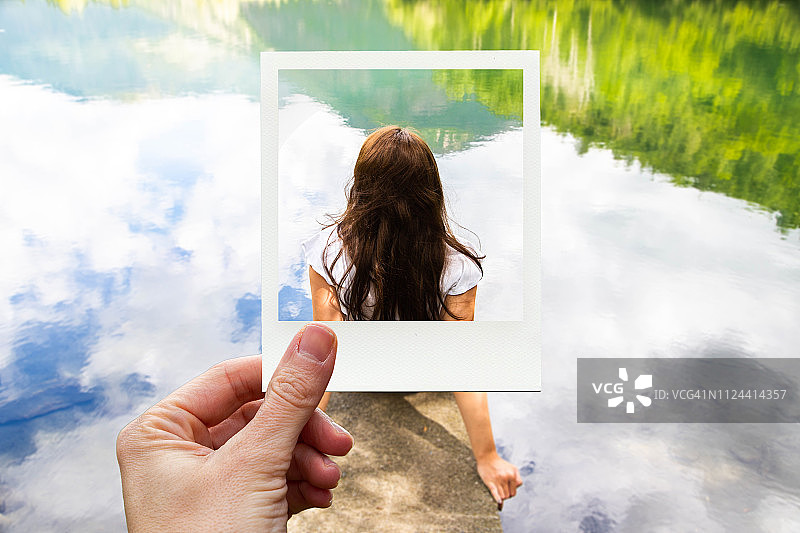 宝丽来照片中的女子与比利牛斯山风景倒影图片素材
