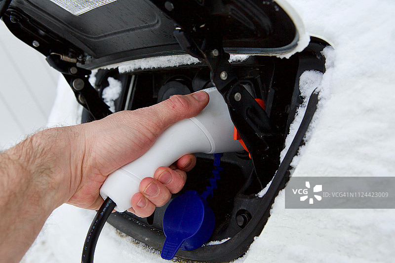 冬季电动汽车充电图片素材