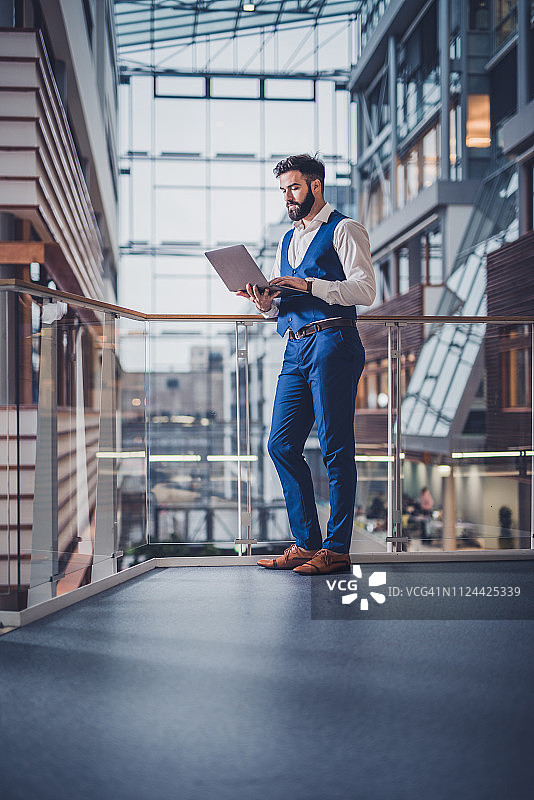 在现代建筑中工作的年轻商人图片素材