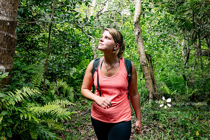 年轻女人在桑给巴尔探索乔扎尼森林图片素材