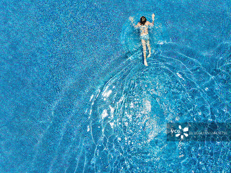 小女孩泳池跳水图片素材