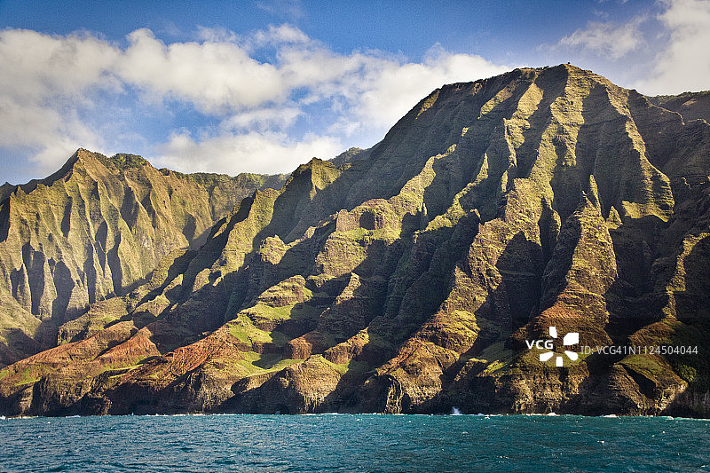 神秘的雾气笼罩的纳帕利海岸和可爱岛威美亚峡谷，夏威夷图片素材