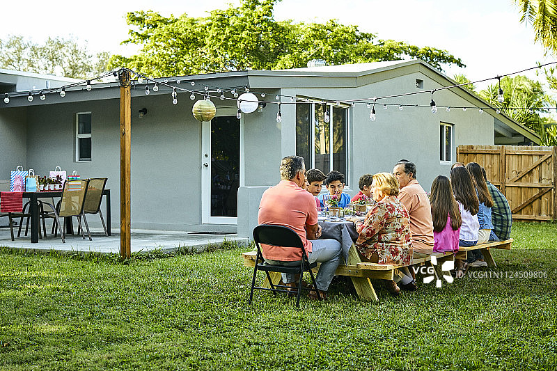 一家人在后院举办生日派对图片素材