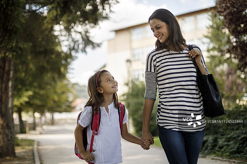 母子放学回家图片素材