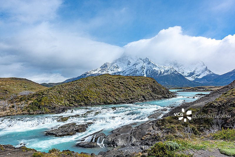 百内国家公园佩埃旅馆的萨尔托格兰德瀑布景观，智利图片素材