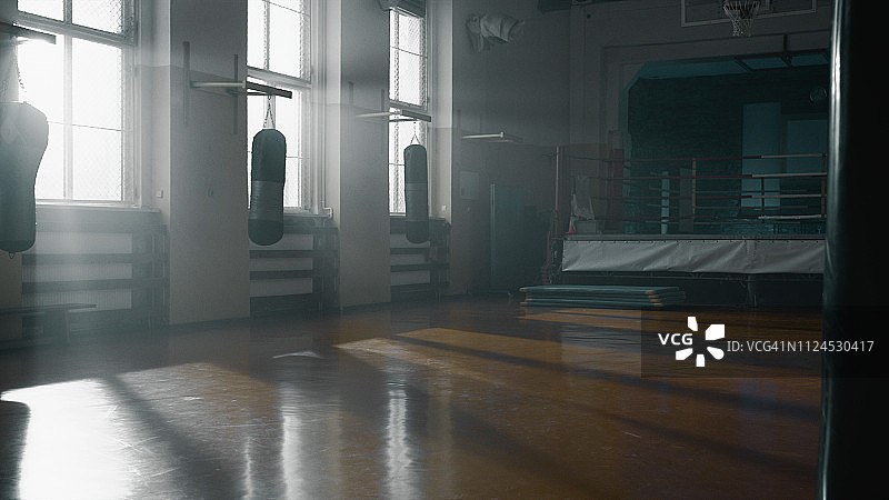 拳击训练馆内景，沙袋图片素材