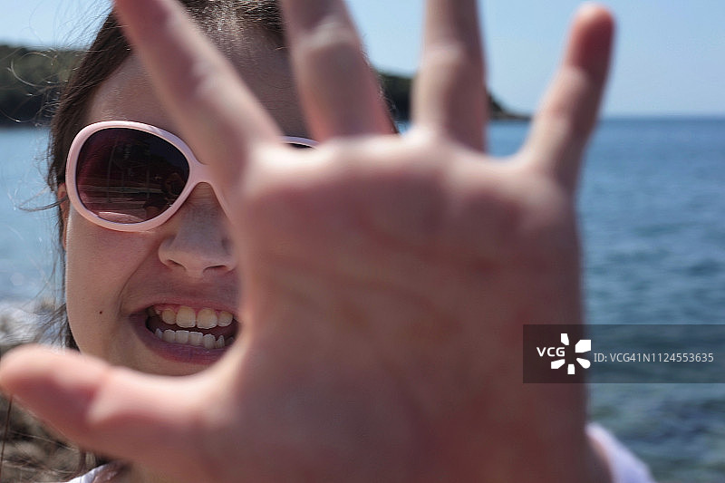 做停止手势的女孩肖像图片素材