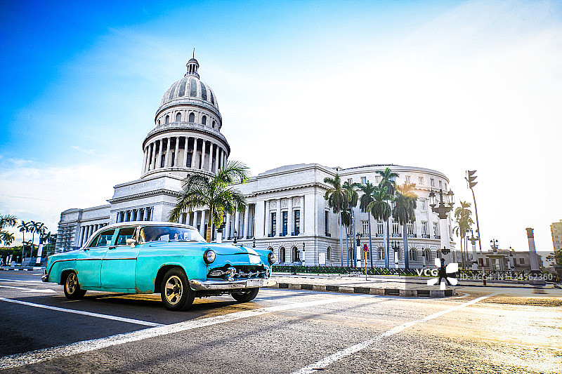 阳光明媚的古巴哈瓦那国家 Capitolio 大厦图片素材