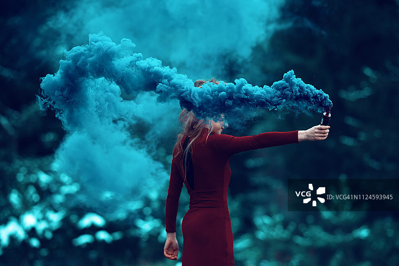 火炬燃烧产生的浓烟图片素材