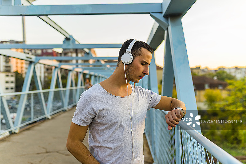 运动员检查他的脉搏图片素材