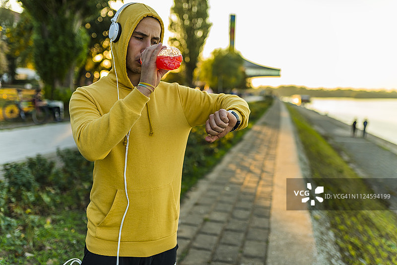 运动员休息并检查脉搏图片素材