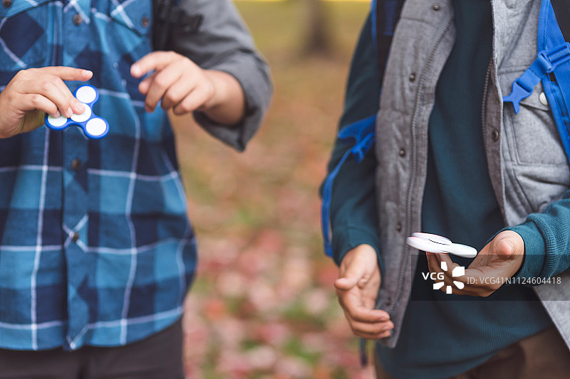 小学年龄的男孩拿着指尖陀螺图片素材