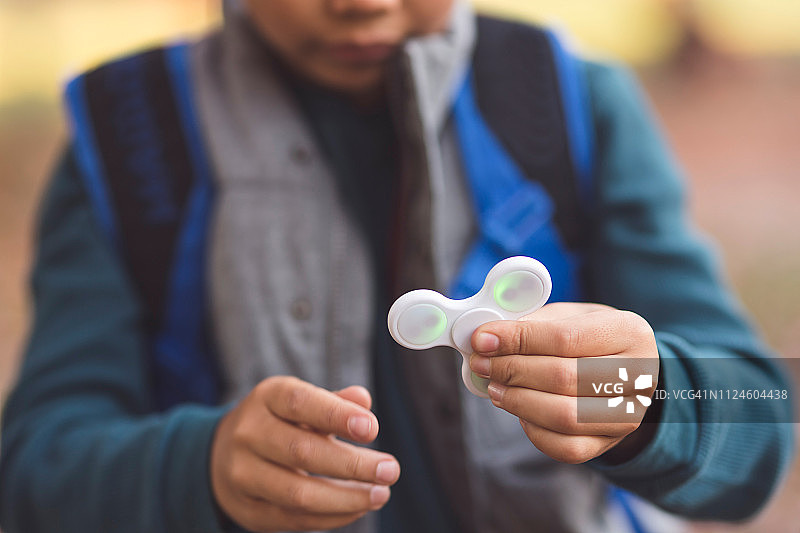 小学生拿着指尖陀螺图片素材