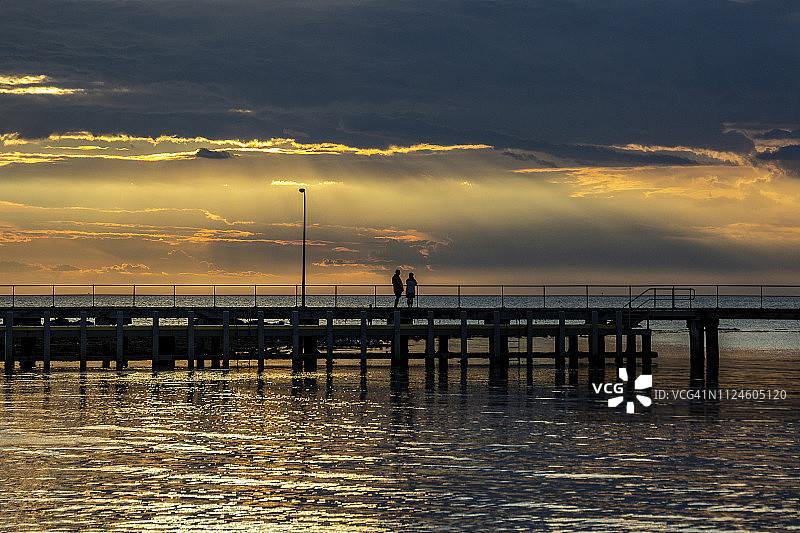 日落时分的黑岩码头图片素材