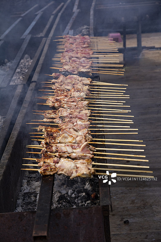 在墨尔本夜宵面市场烹饪鸡肉串图片素材