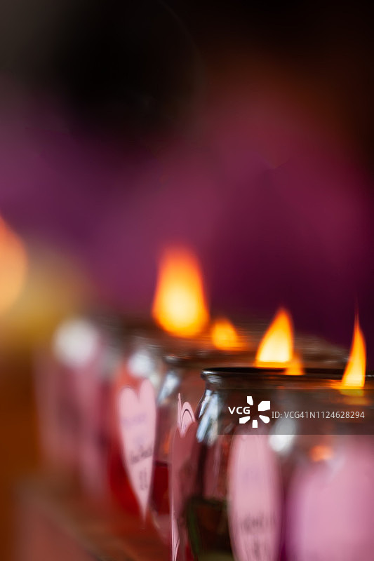 佛教仪式中使用的蜡烛图片素材