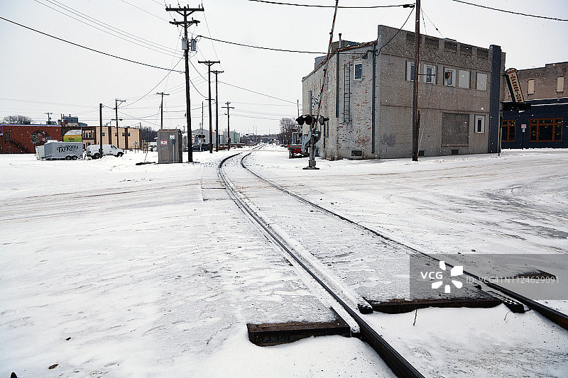 美国北达科他州米诺特市中心的铁轨图片素材