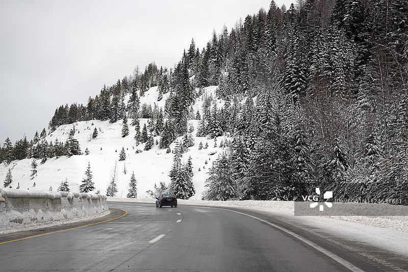眺望通道附近的冬季道路景观，美国爱达荷州穆兰图片素材